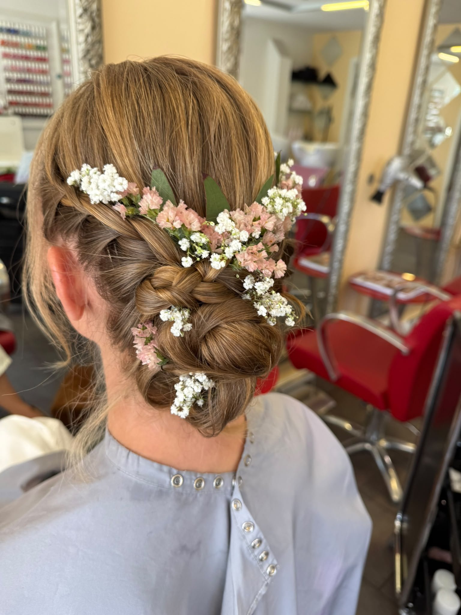 Geflochtener Brautdutt mit Schleierkraut und rosa Blüten