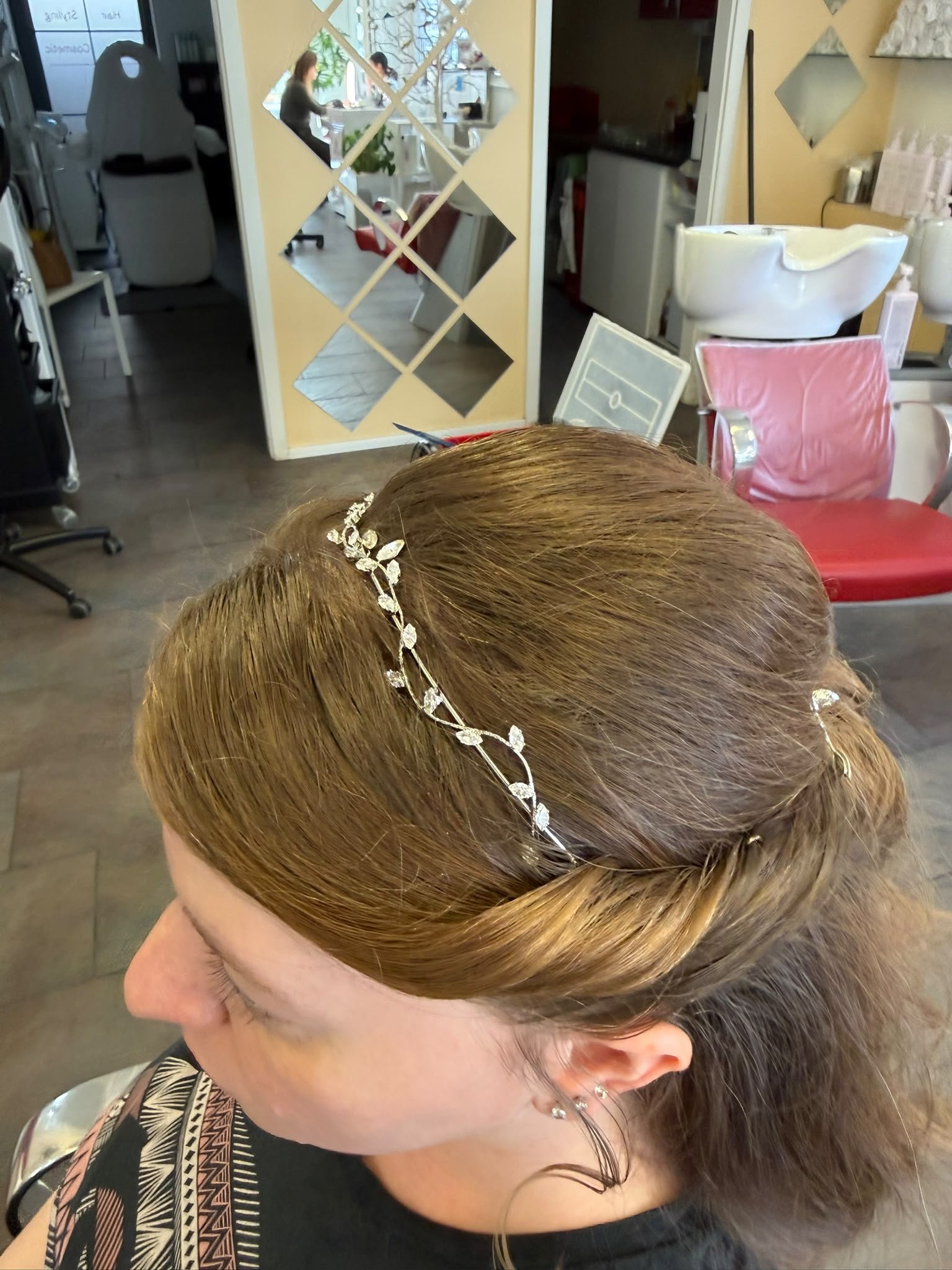 Hochgesteckte Brautfrisur mit silbernem Blätter-Haarband