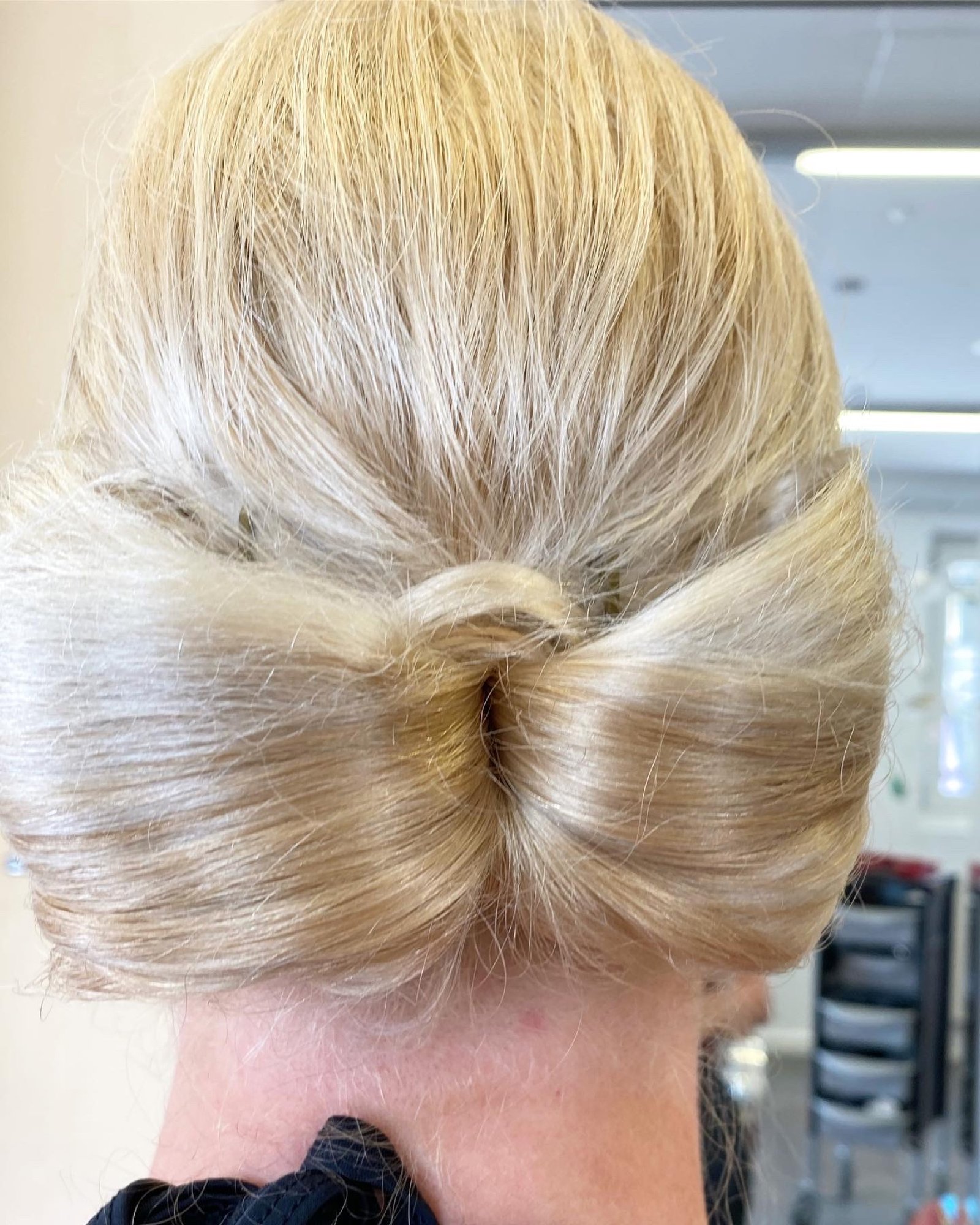 Blonde Hochsteckfrisur mit Haarschleife