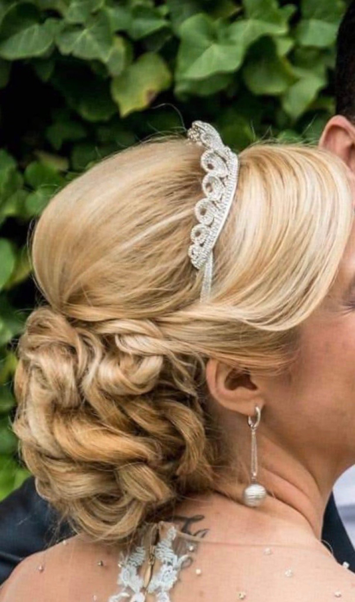 Lockige Brauthochsteckfrisur mit glitzerndem Diadem