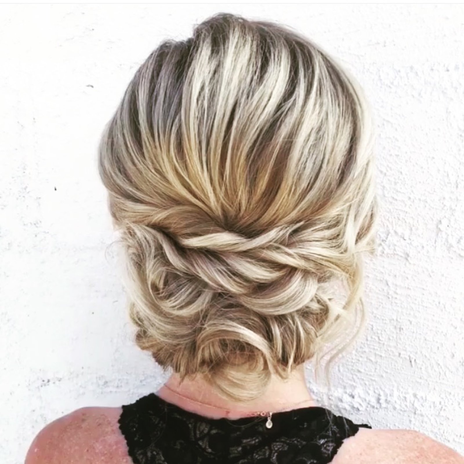 Locker gedrehter tiefer Chignon in Blond