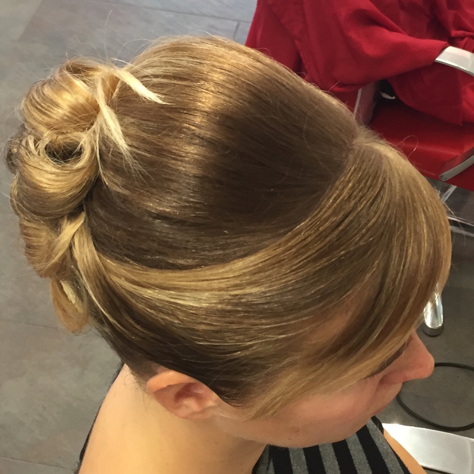 Voluminöse Hochsteckfrisur mit gerollten Locken