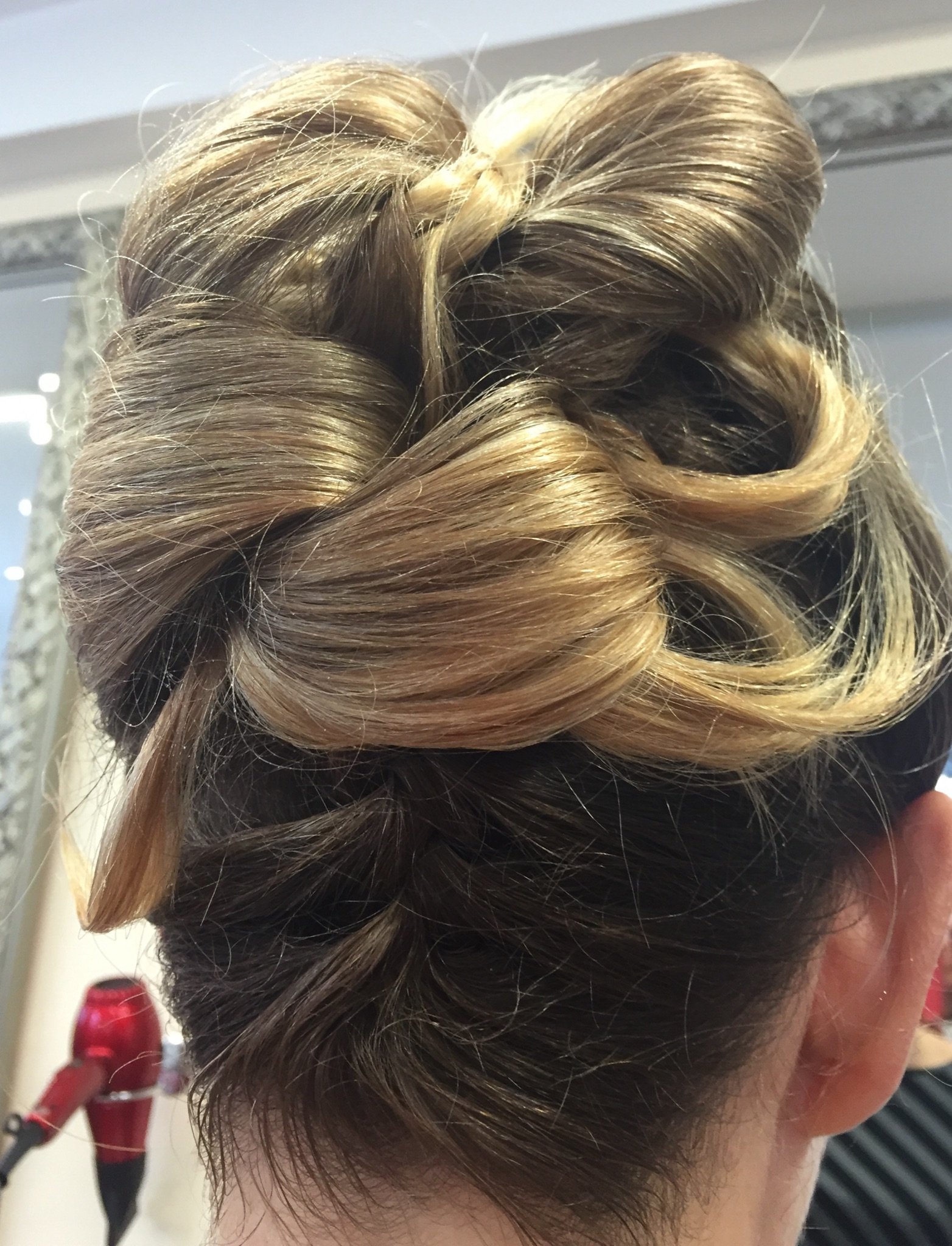 Hochsteckfrisur mit Haarschleife und Rollen