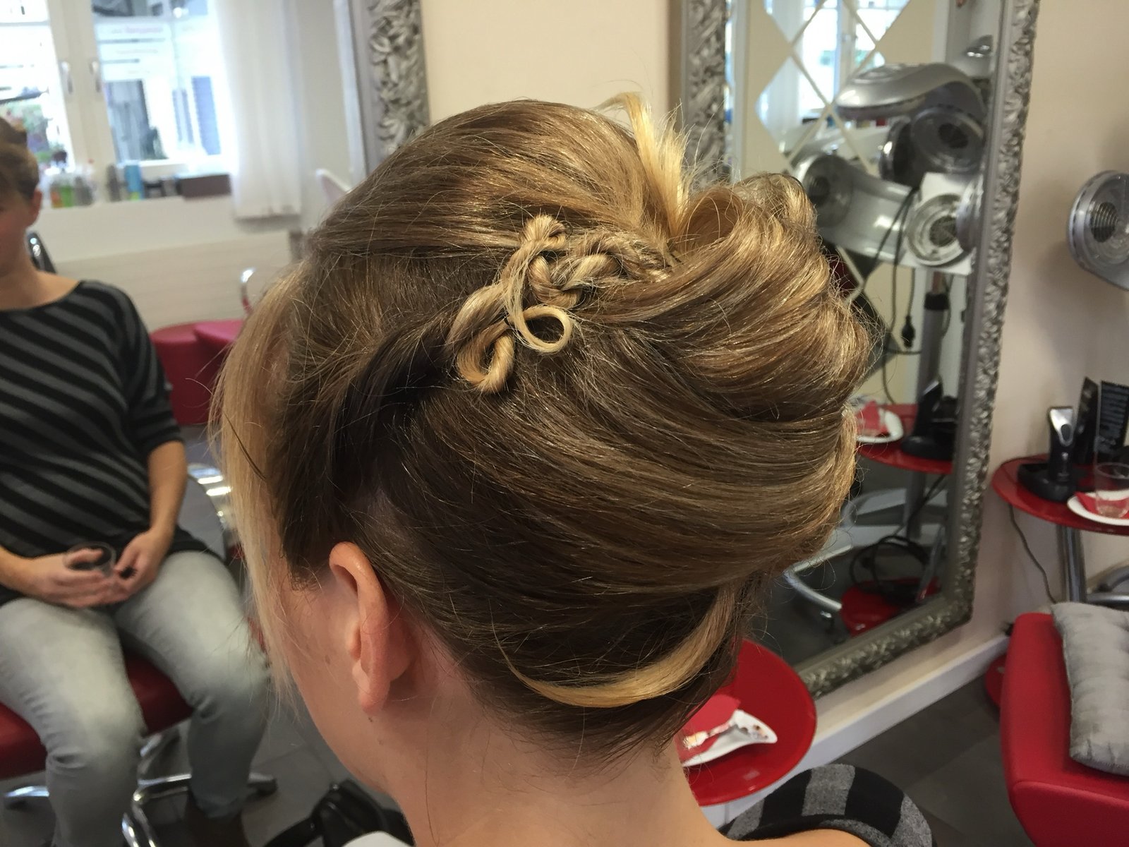 Elegante Hochsteckfrisur mit geflochtener Schlaufe im Salon