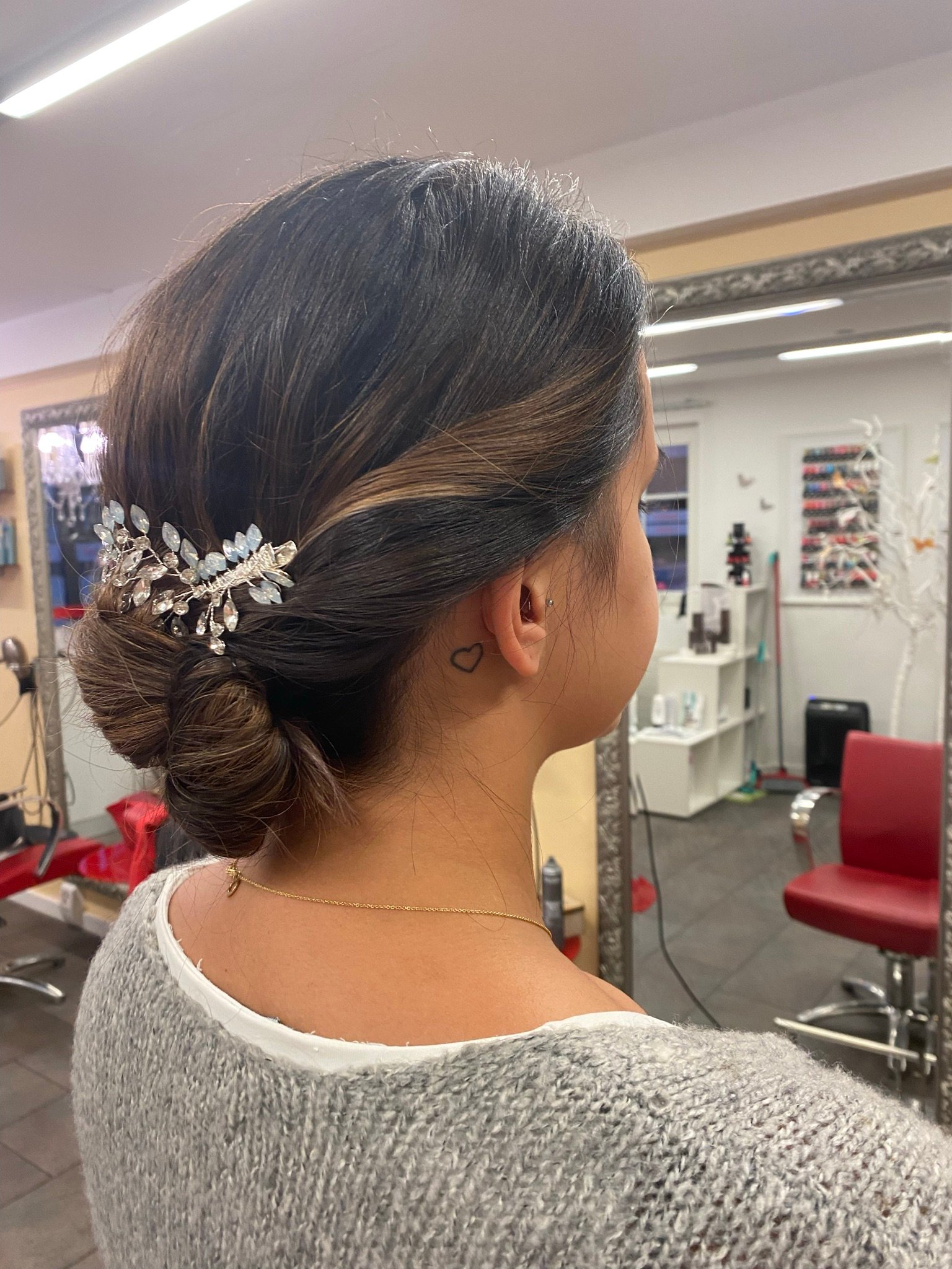 Seitlicher tiefer Chignon mit silbernem Haarkamm