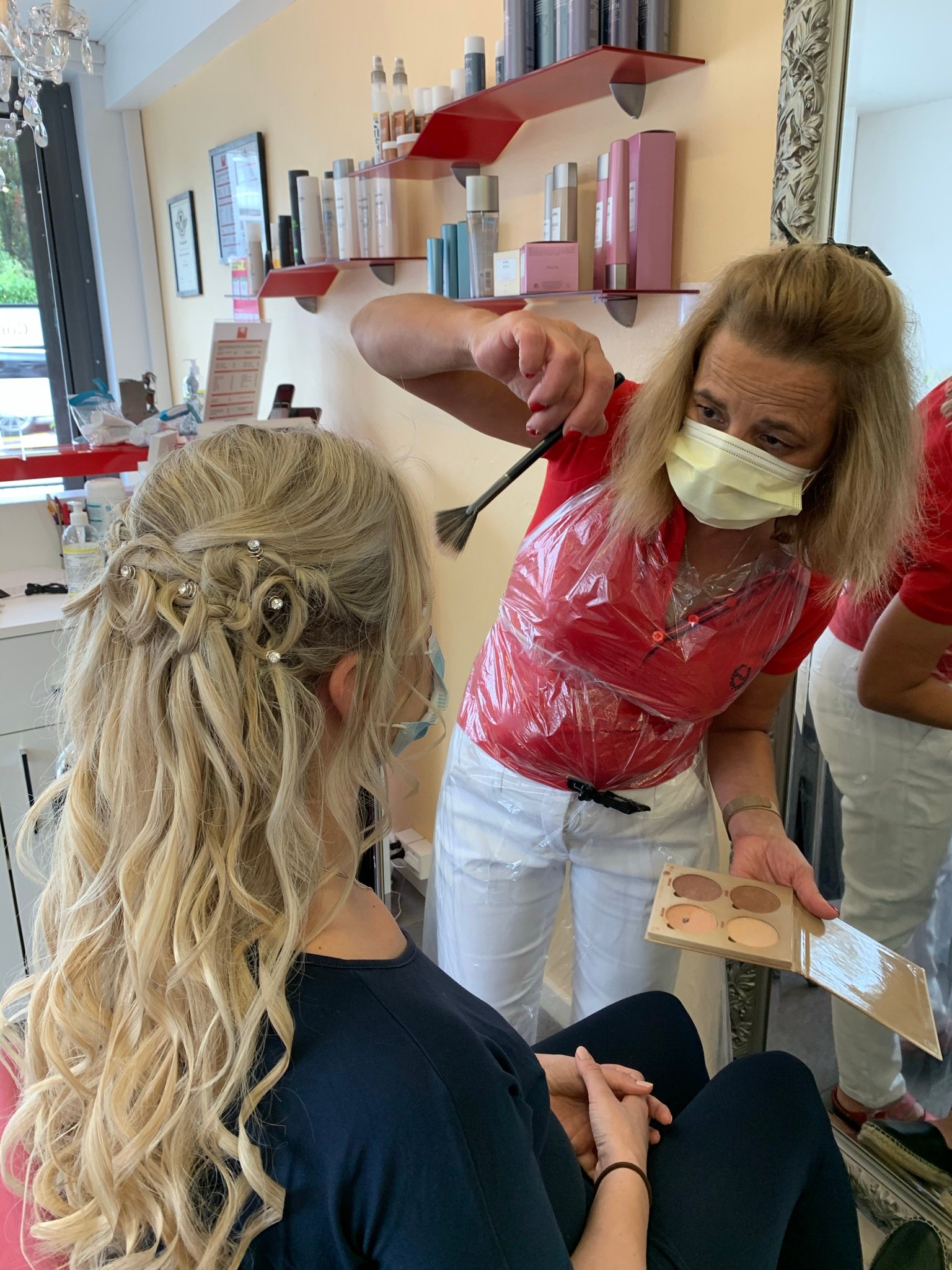 Fernanda Frankenstein beim Brautstyling mit halboffener Flechtfrisur