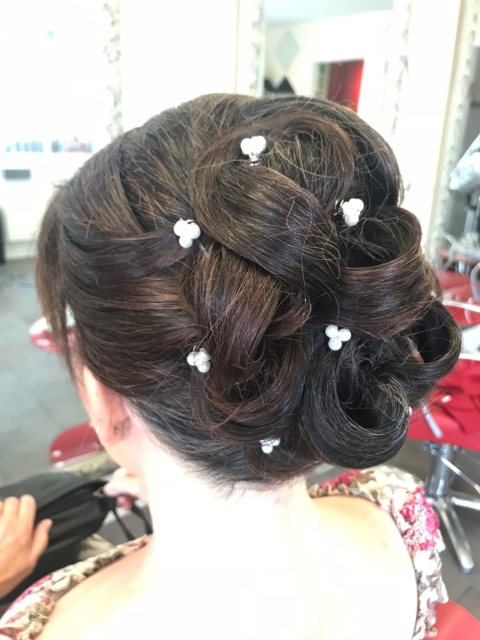 Elegante Braut-Hochsteckfrisur mit weissen Blüten-Haarnadeln