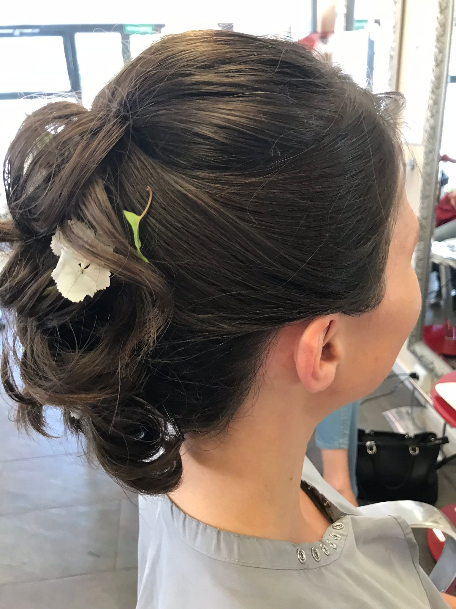 Elegante Brautfrisur mit weisser Blume