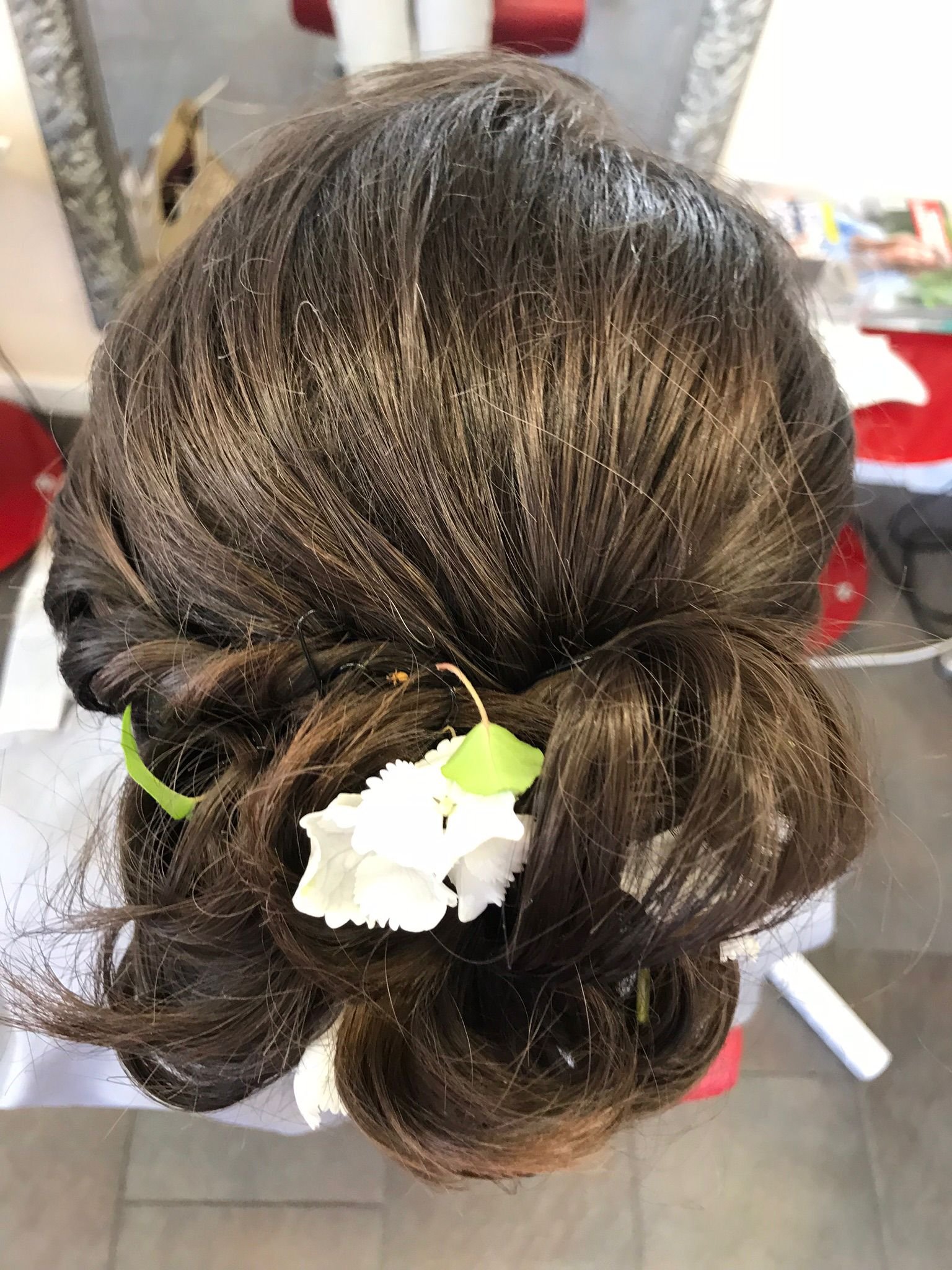 Hochsteckfrisur mit Blumenschmuck von oben
