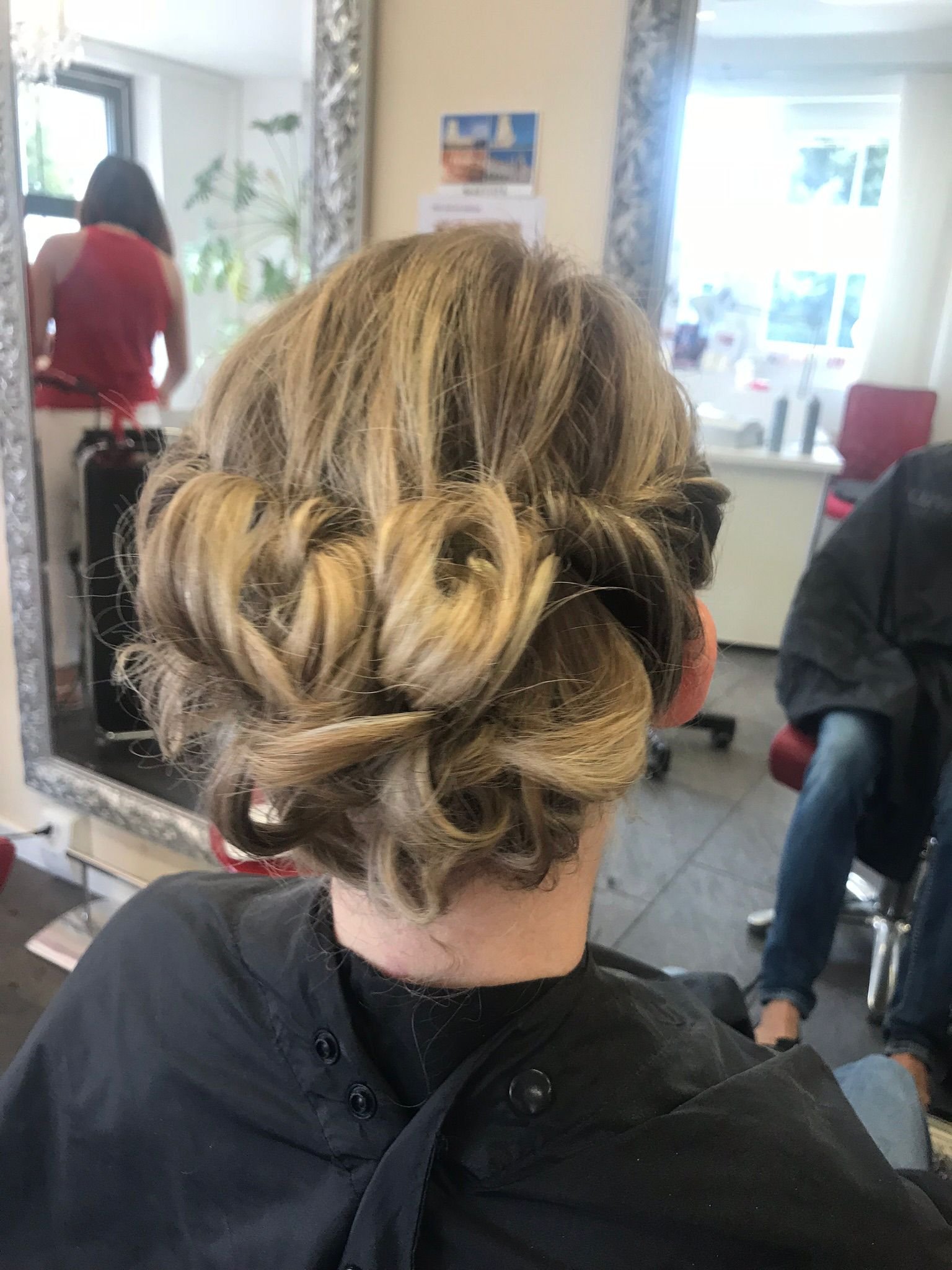 Lockige blonde Hochsteckfrisur im Salon