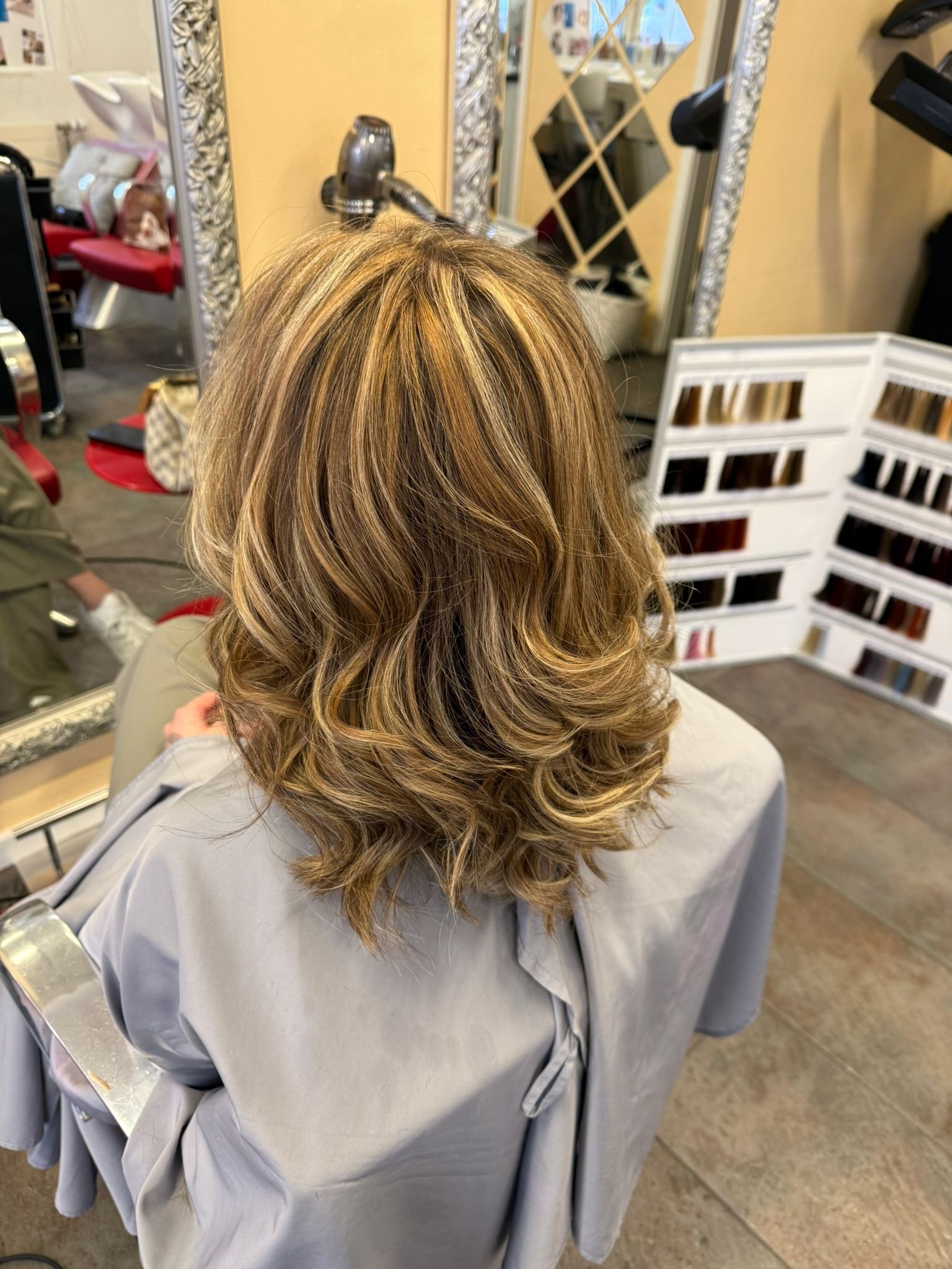 Blonde Highlights mit weichen Wellen