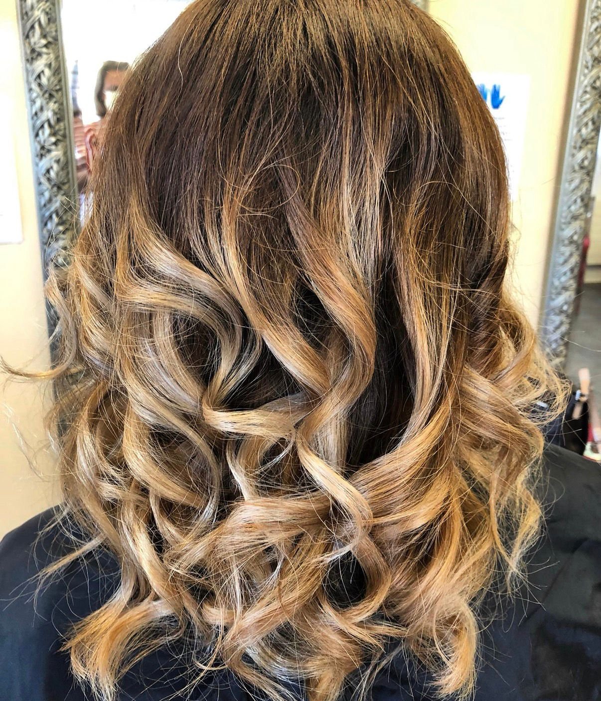 Balayage mit lockigen Strähnen