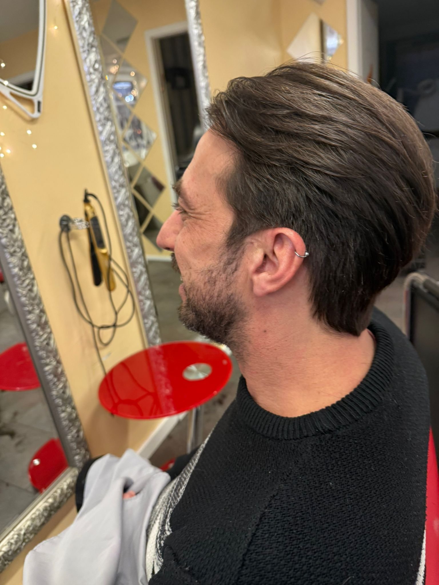 Herren-Haarschnitt mit Seitenpartie