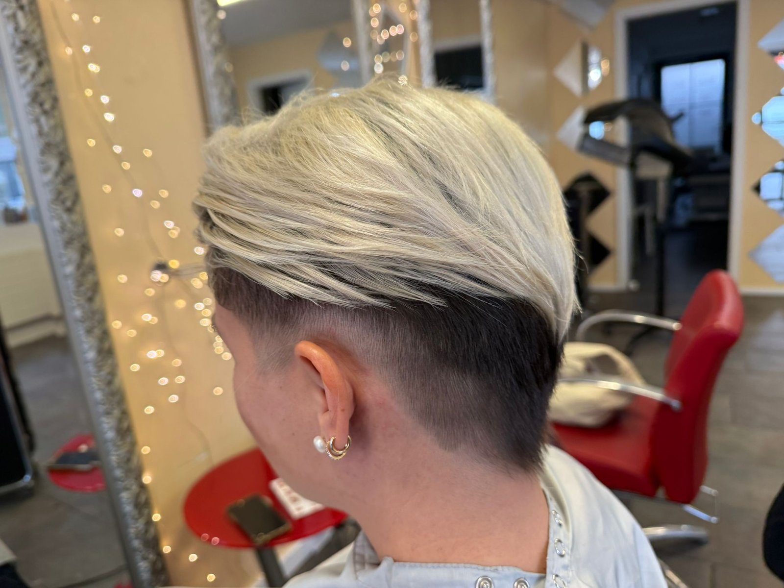 Blonder Pixie-Cut mit Undercut