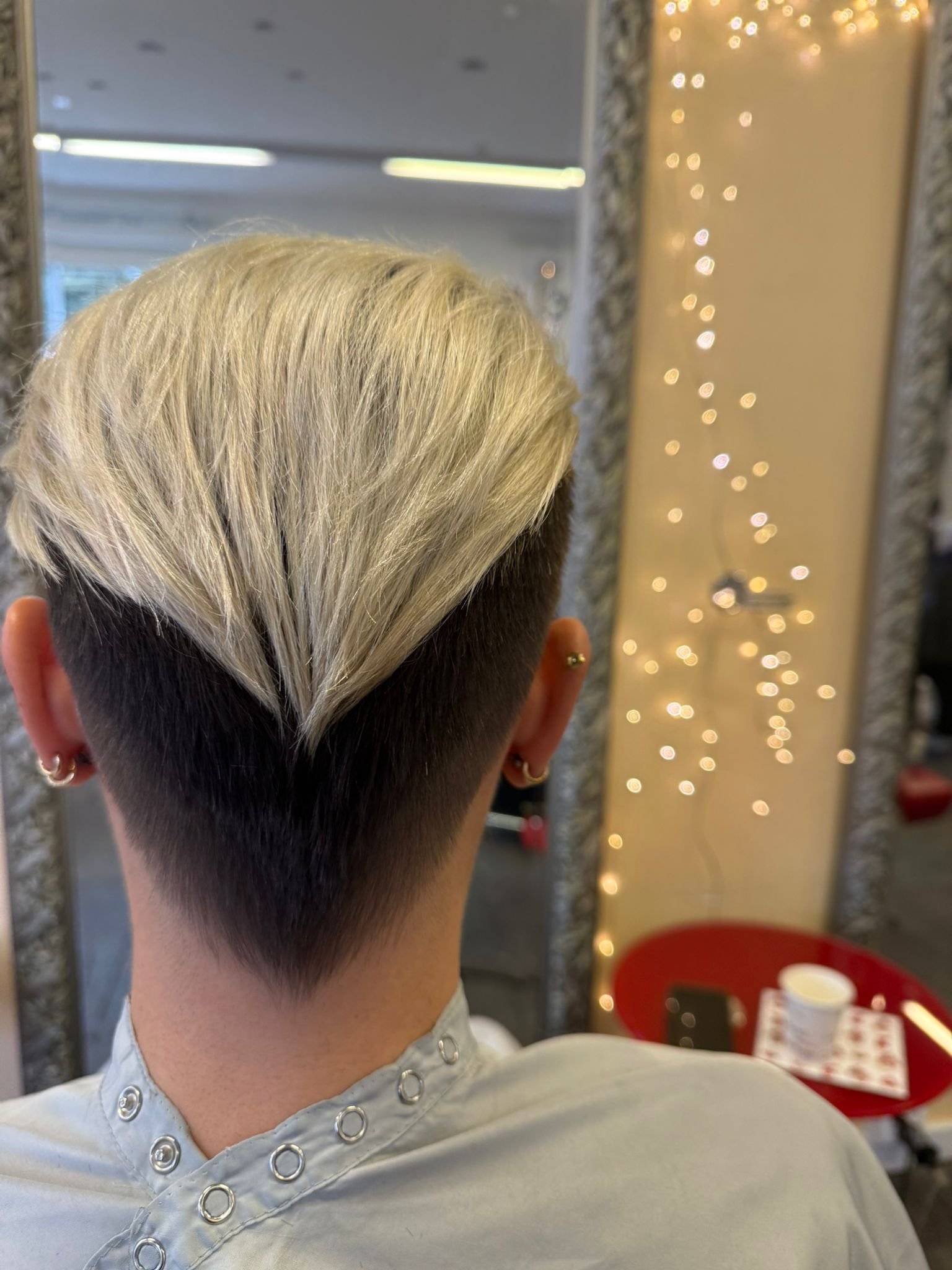 Platinblonder Schnitt mit Übergang