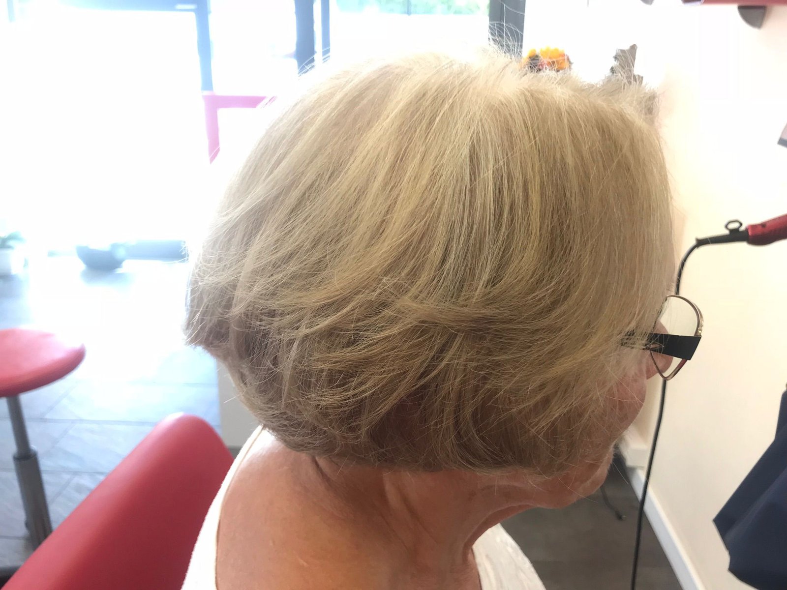 Blonder Kurzhaarschnitt mit Volumen