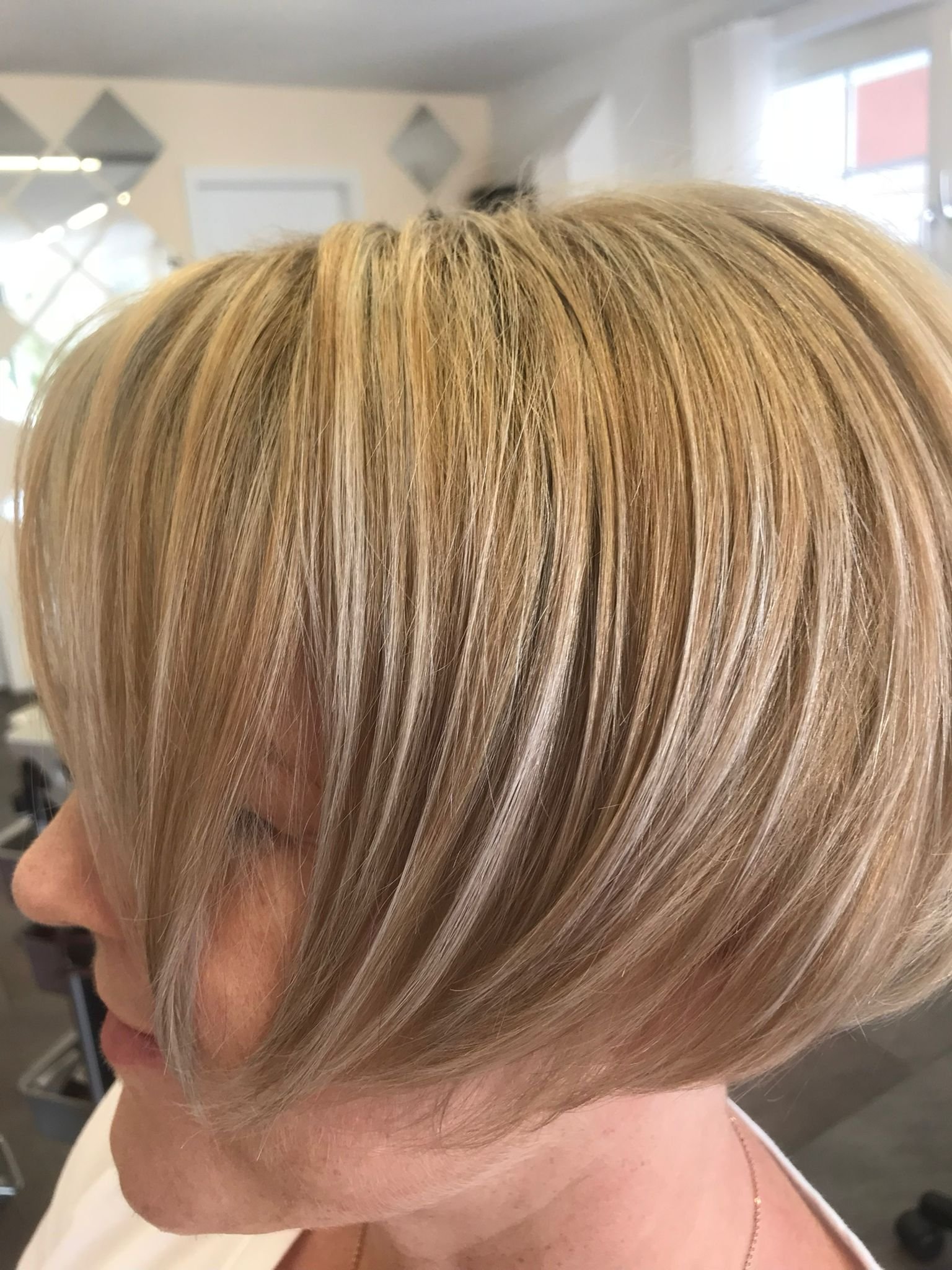 Platinblonder gestufter Bob