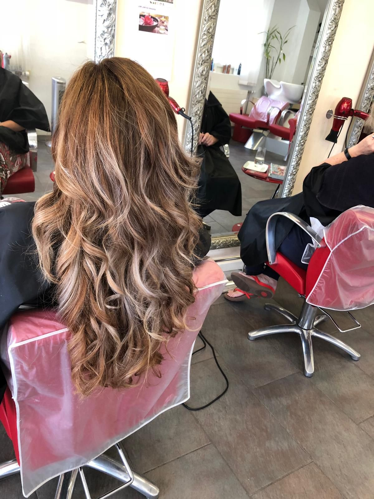 Lange honigblonde Wellen