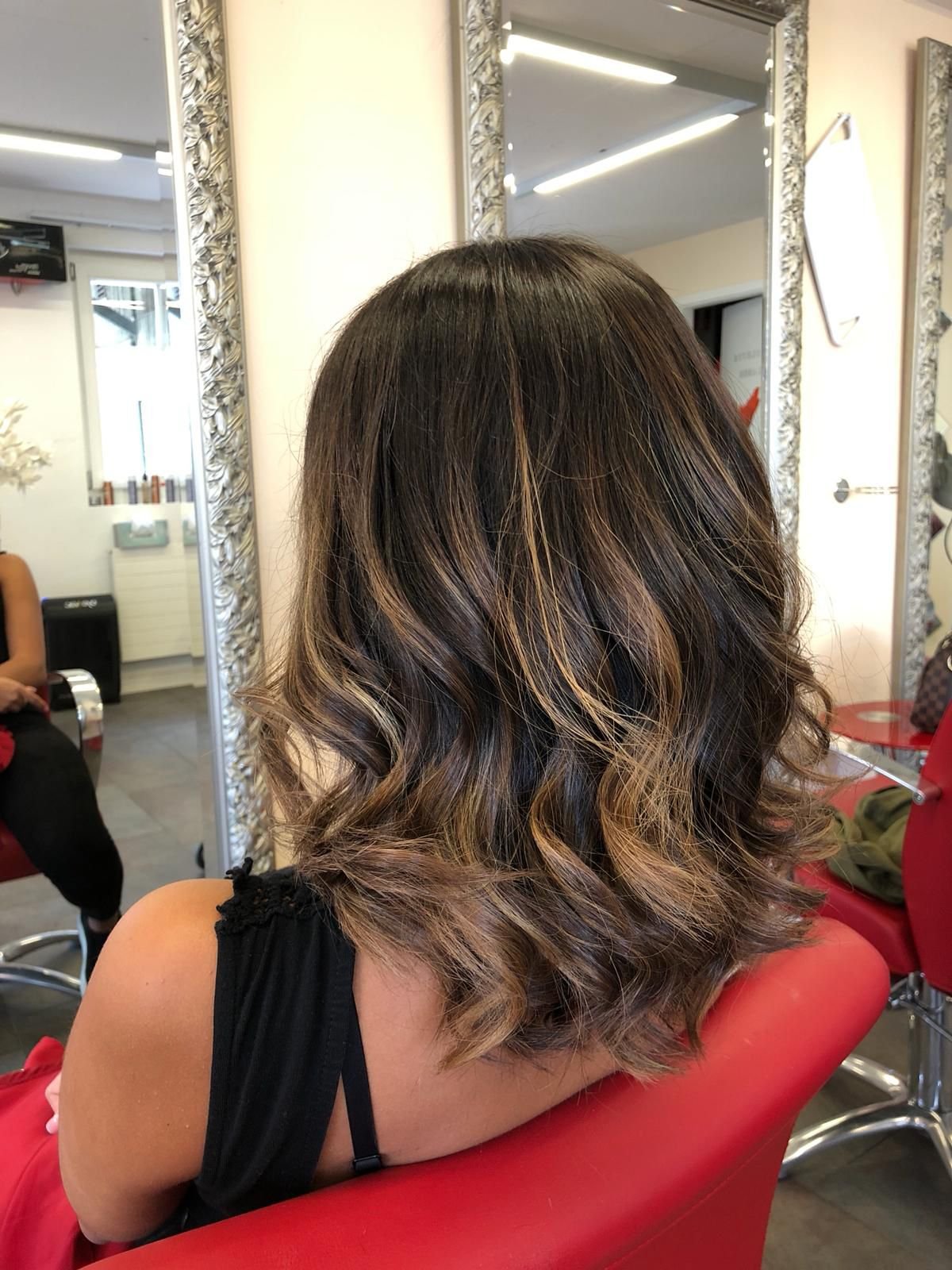 Brünettes Balayage mit weichen Wellen