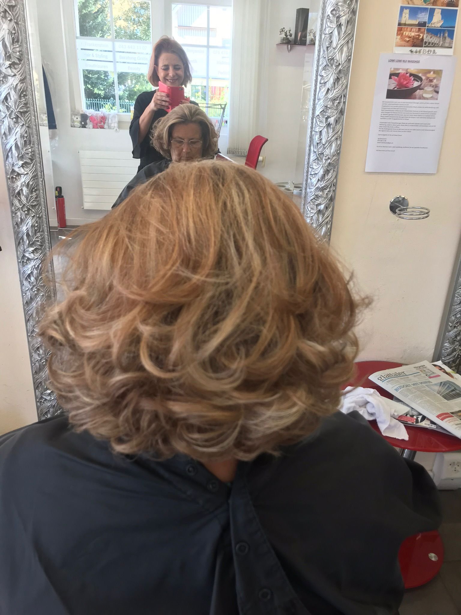 Blonder Bob mit Volumen im Spiegel