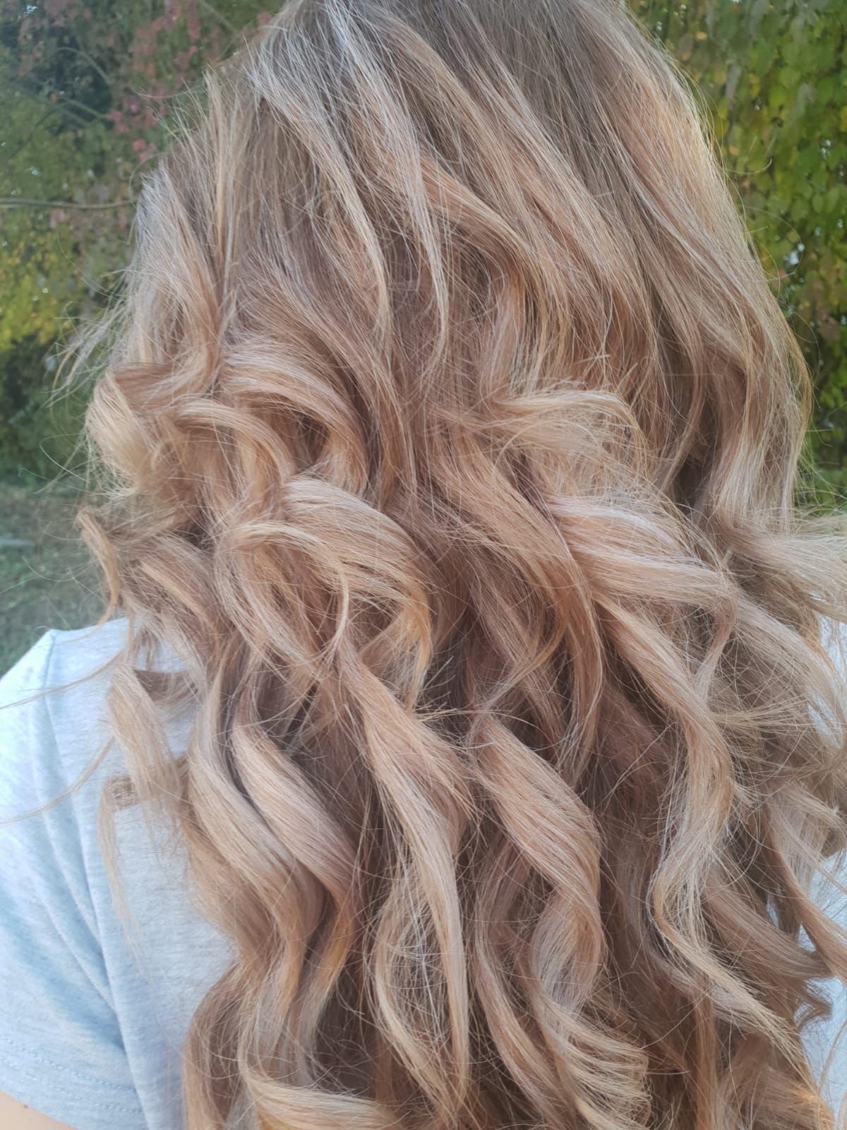 Lange blonde Locken im Freien