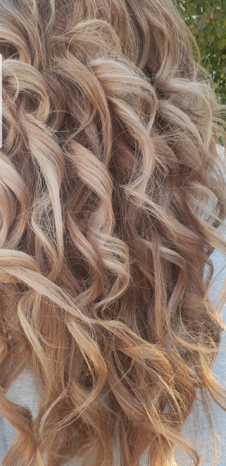 Honigblonde Locken im warmen Licht