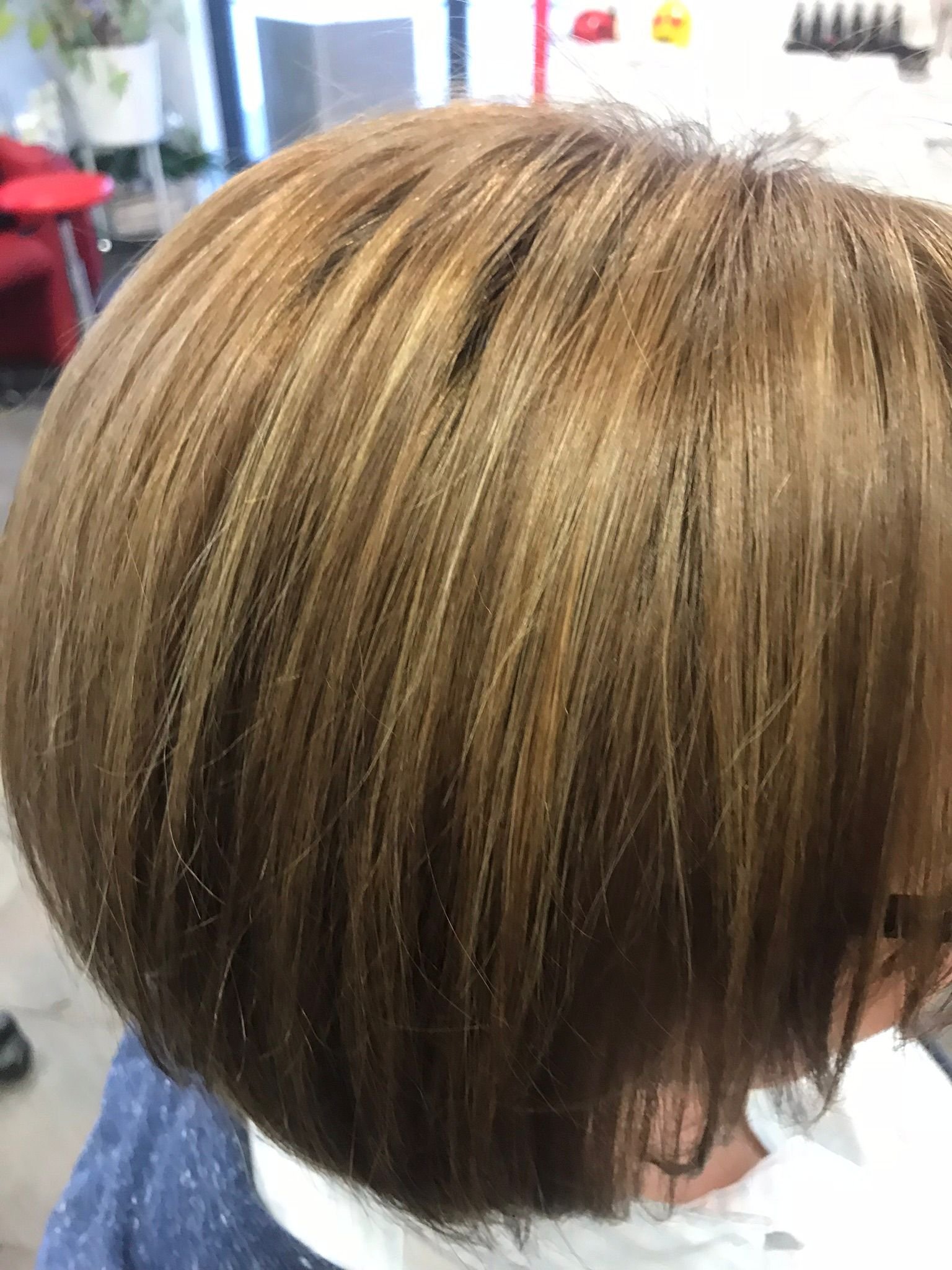 Kastanienbrauner Bob mit Highlights