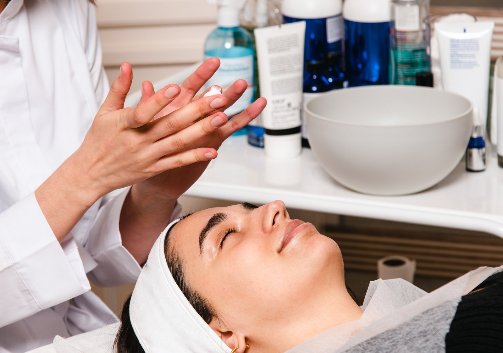 Professionelle Kosmetikbehandlung für die Braut