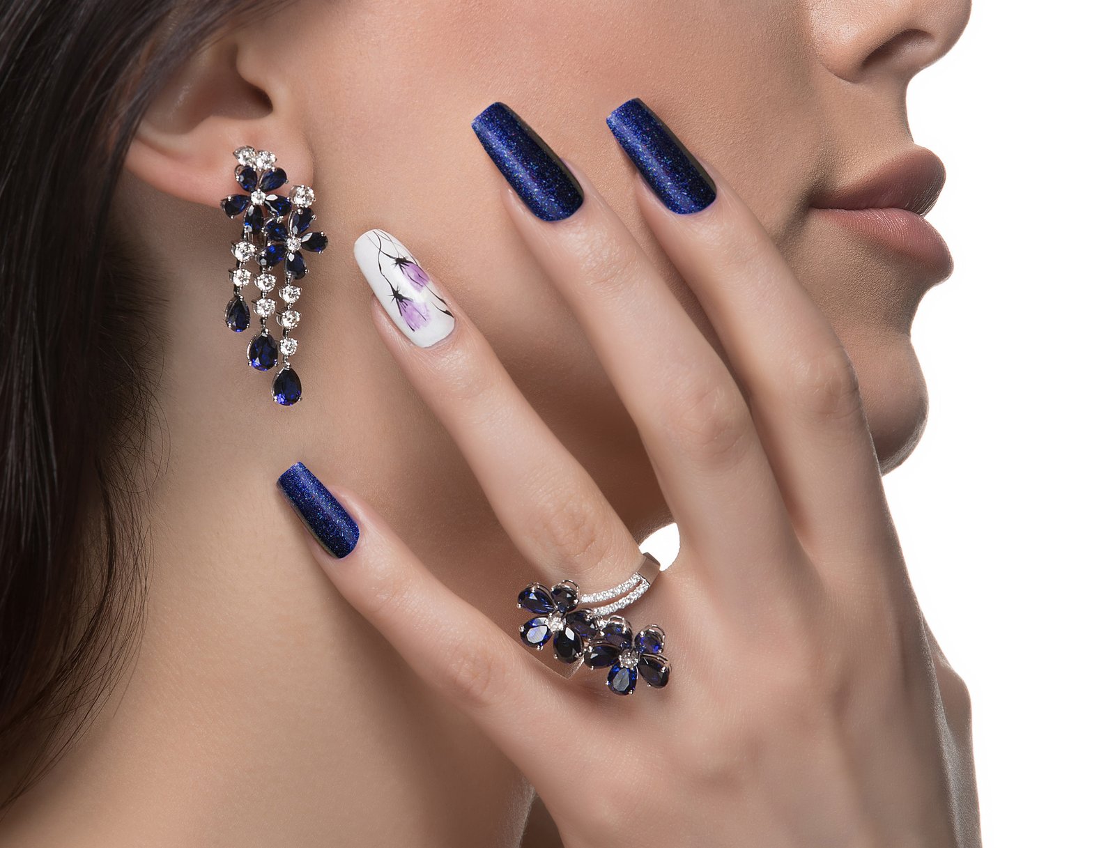 Elegantes Naildesign mit Schmuck für die Braut